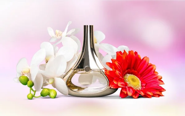 Frasco Perfume Flores Fundo Desfocado — Fotografia de Stock