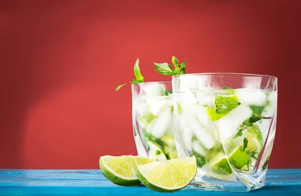 Svěží Koktejl Mojito Dřevěný Stůl — Stock fotografie