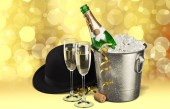 dvě sklenice šampaňského a láhev, nový rok oslava