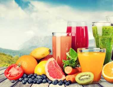 Taze meyve ile çeşitli sağlıklı meyve suları