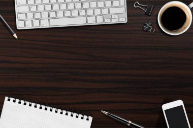 Beyaz tabak peçete, çatal ve bıçak