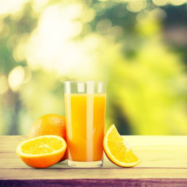 yakın çekim cam masada lezzetli taze portakal suyu