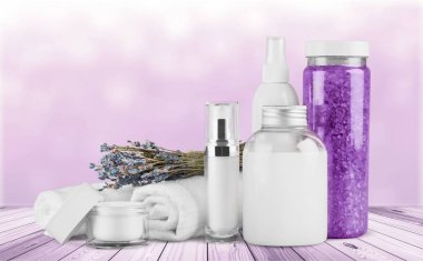 Ahşap masada güzel bir spa kompozisyonu 