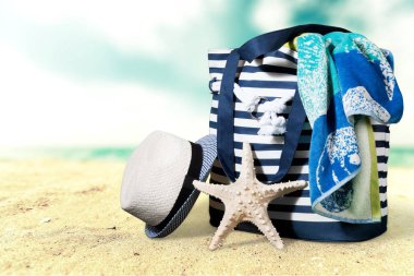 Kumlu plaj aksesuarları. Seyahat konsepti