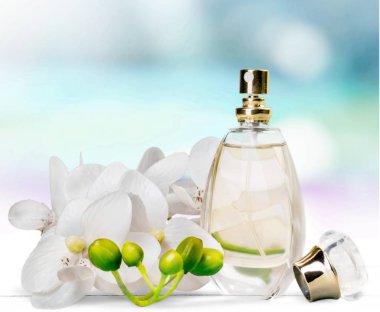zarif parfüm şişesi ve çiçekler, güzellik kavramı