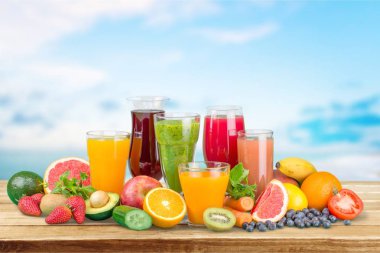 Taze meyve ile çeşitli sağlıklı meyve suları