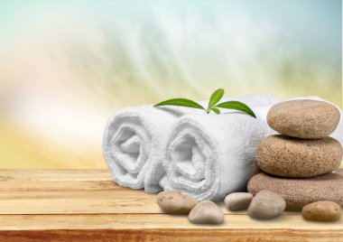 Beyaz kabarık havlu ve taş tedavi için taş yığını 