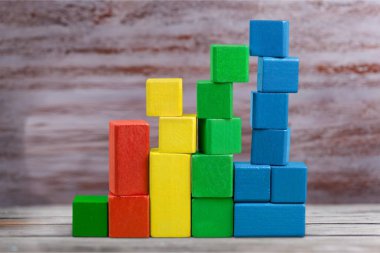 Renkli oyuncak bloklar üzerinde ahşap masa