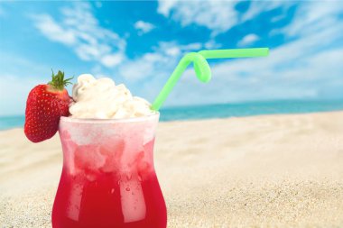 Alkol arka plan üzerinde izole kokteyl bardak