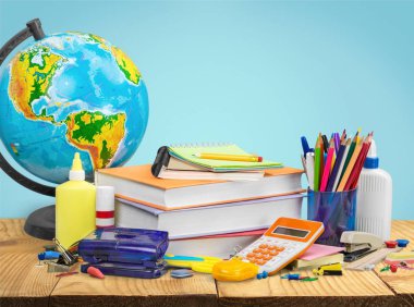 Renkli okul kırtasiyesi kompozisyonu, okula geri dönüş.