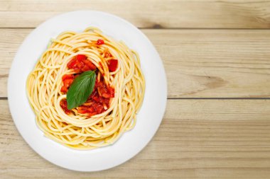 İtalyan makarna beyaz tabakta domates ile