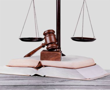 Adalet ölçekler, tokmak ve Kitaplar, hukuk ve adalet kavramı 