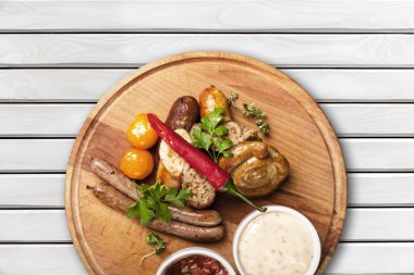 Arka plan üzerinde Kızarmış sosis