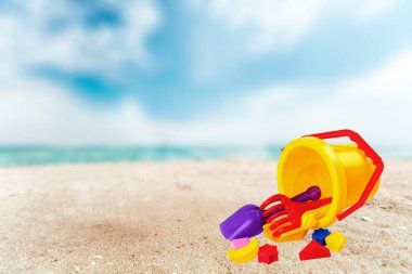 Çocuklar kova ve maça kum plajındaki