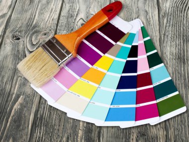 Fırça ve renk arka plan üzerinde parlak paleti