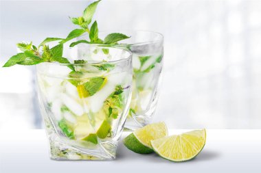 Ahşap masa üzerinde taze Mojito kokteyller