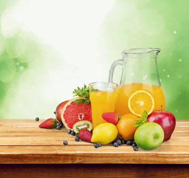 Taze meyve ile çeşitli sağlıklı meyve suları