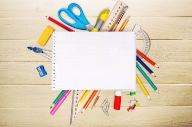 Renkli okul kırtasiyesi kompozisyonu, okula geri dönüş.