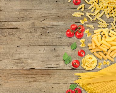 pişmemiş makarna çeşitleri, domates ve yemek pişirmek için diğer maddeler