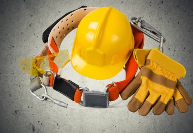 ahşap masa üzerinde birçok çalışma araçları