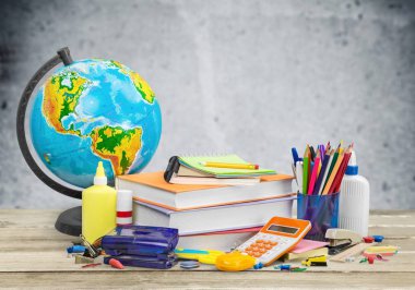 Okul kırtasiye kompozisyon yazı tahtası arka plan, küre, kitap ve kalemler