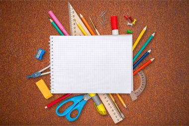 Renkli okul kırtasiyesi kompozisyonu, okula geri dönüş.