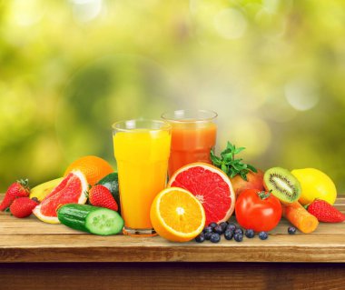 Taze meyve ile çeşitli sağlıklı meyve suları