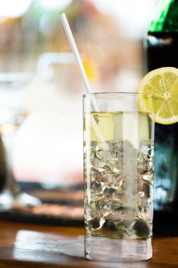 Bardak soğuk su kireç veya limon dilimi 