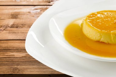 Krema, panna cotta mousse ile karamelli muhallebi 