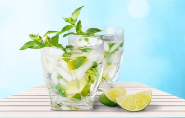Ahşap masa üzerinde taze Mojito kokteyller