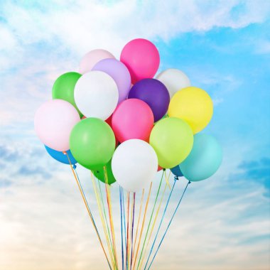 Grup gökyüzü arka plan üzerinde parlak balonlar