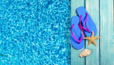 Flip flop Yüzme Havuzu yakınındaki çifti