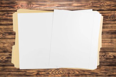 Ahşap plakalar arka plan üzerine beyaz boş kağıt yaprak