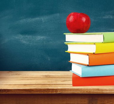 Kitaplar vintage ve kırmızı elma yığını