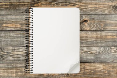ahşap masa boş sayfada ile Spiral Defter 