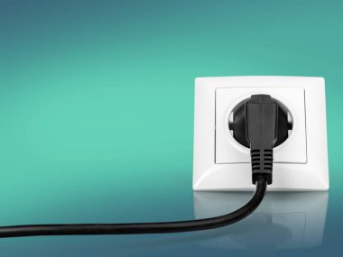 beyaz elektrik fişi elektrik prizine içinde 