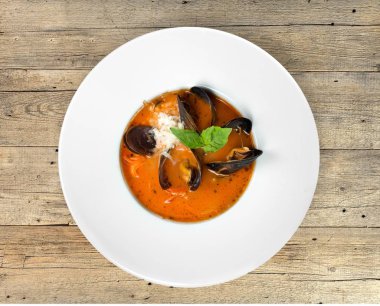 beyaz tabakta lezzetli deniz ürünleri çorbası 