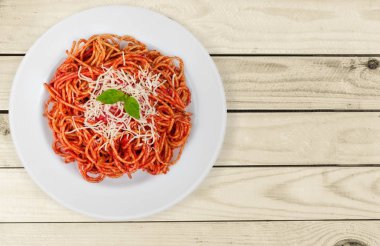 Beyaz tabakta Tavuk lezzetli İtalyan Makarna 