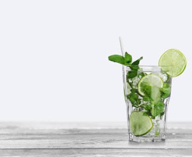 Taze Mojito cam yakın çekim görünümünde kokteyl