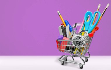 alışveriş sepeti ile renkli okul kırtasiye, Okul arka plan için geri