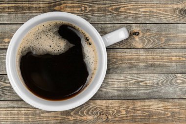 Tahta masada bir fincan sade kahve.