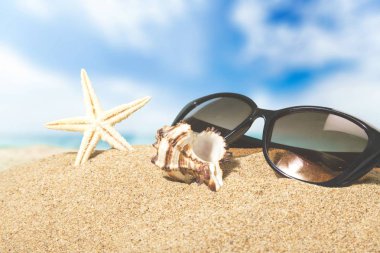 egzotik deniz ve kum plajındaki güneş gözlüğü 