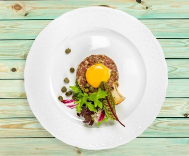 ham sığır eti beyaz tabakta tar tar