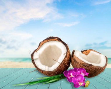 Ahşap masada olgun kesim Hindistan cevizi 