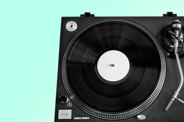 Renkli arka planda modern vinil oynatıcı