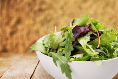 Beyaz kase salata otlar ile vejetaryen salata