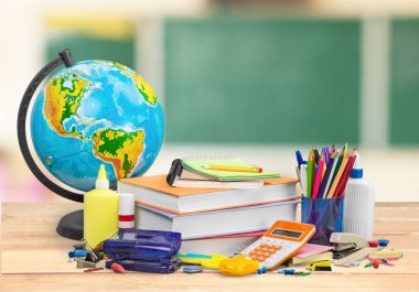 Renkli okul kırtasiyesi kompozisyonu, okula geri dönüş.