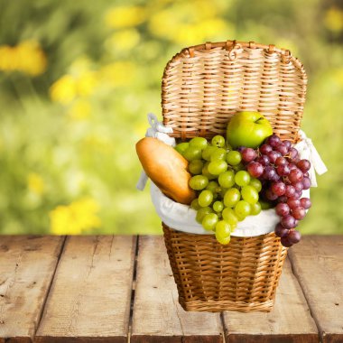 Ekmek, elma ve üzüm ile piknik sepeti