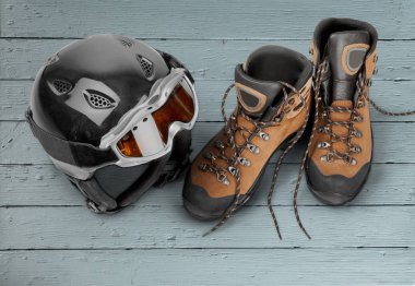 Kış kayak kaskı ve botları