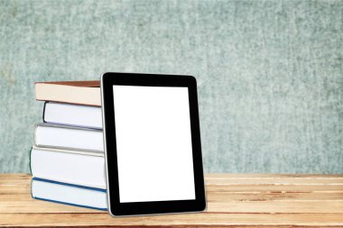Yığın kitap ve tablet pc, eğitim ve arka plan öğrenme